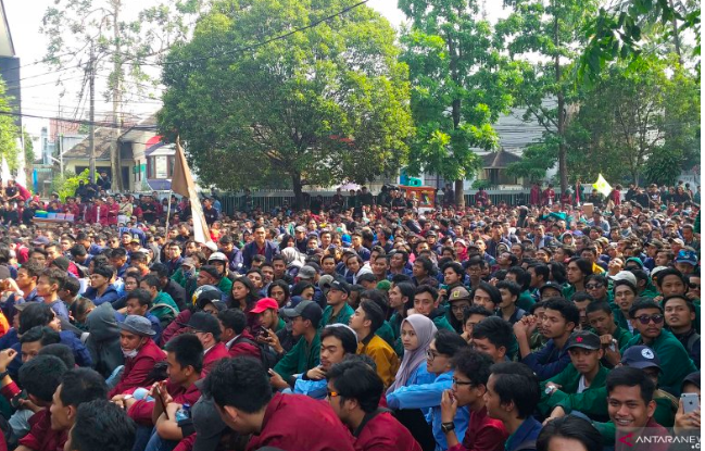 Ribuan Mahasiswa di Bandung Demo Kritisi Kebijakan Pemerintah dan DPR